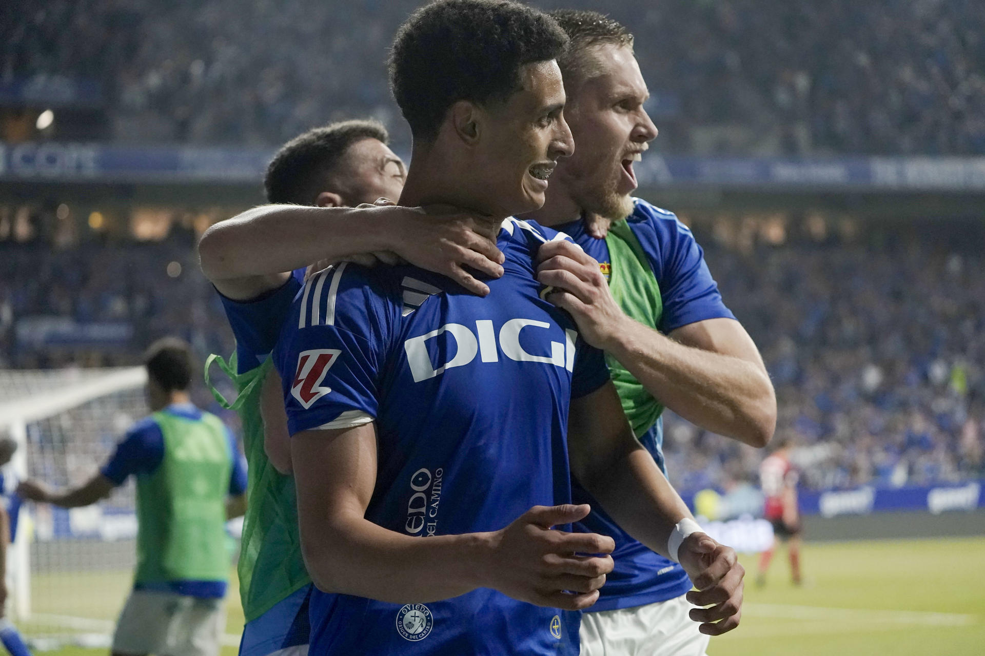 El delantero marroquí del Oviedo Ilyas Chaira (c) celebra su gol, segundo del equipo asturiano, durante el partido de vuelta de ascenso a Primera División que Real Oviedo y Mirandés disputan en el estadio Carlos Tartiere de Oviedo. EFE/Paco Paredes