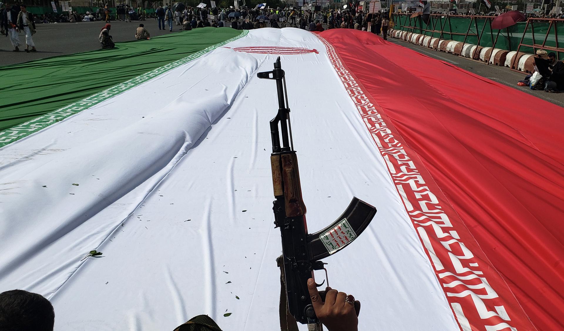 SANAA (Yemen), 20/06/2025.- Houthi supporters gather around an Iranian flag during a protest against the Israeli airstrikes on Iran, in Sana'a, Yemen, 20 June 2025. Thousands of Houthi supporters demonstrated in Sana'a in solidarity with the Iranian people amid the recent military escalation between Israel and Iran. Houthi leader Abdul-Malik al-Houthi has pledged, in a televised speech, full support for Iran and Gaza in response to the Israeli military operations, vowing that his group’s missile attacks against Israel, including maritime actions, would continue.  (Protestas) EFE/EPA/YAHYA ARHAB
