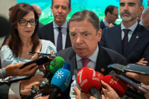 El ministro Agricultura, Pesca y Alimentación, Luis Planas, atiende a la prensa durante la visita a las instalaciones de la Estación Experimental las Palmerillas, en el acto de celebración de su 50 aniversario, este jueves en El Ejido, Almería. EFE / Carlos Barba