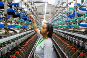 Fotografía de archivo de una mujer trabajando en una industria textil en la ciudad de Petrópolis (Brasil). EFE/ André Coelho