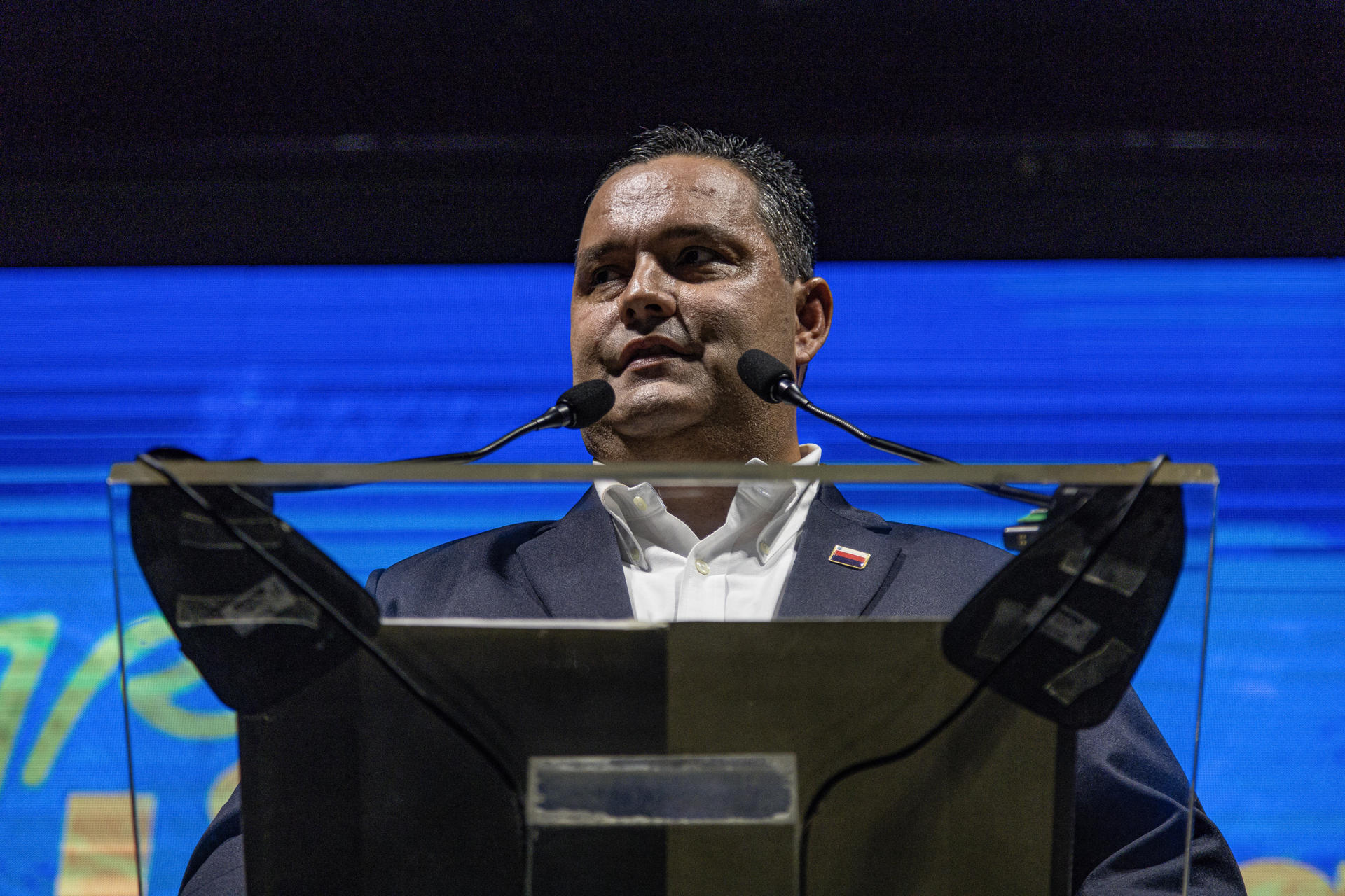 El candidato por la oposición a la alcaldía de Maracaibo, Adrián Romero Martínez, habla en un evento este martes, en Maracaibo (Venezuela). EFE/ Henry Chirinos