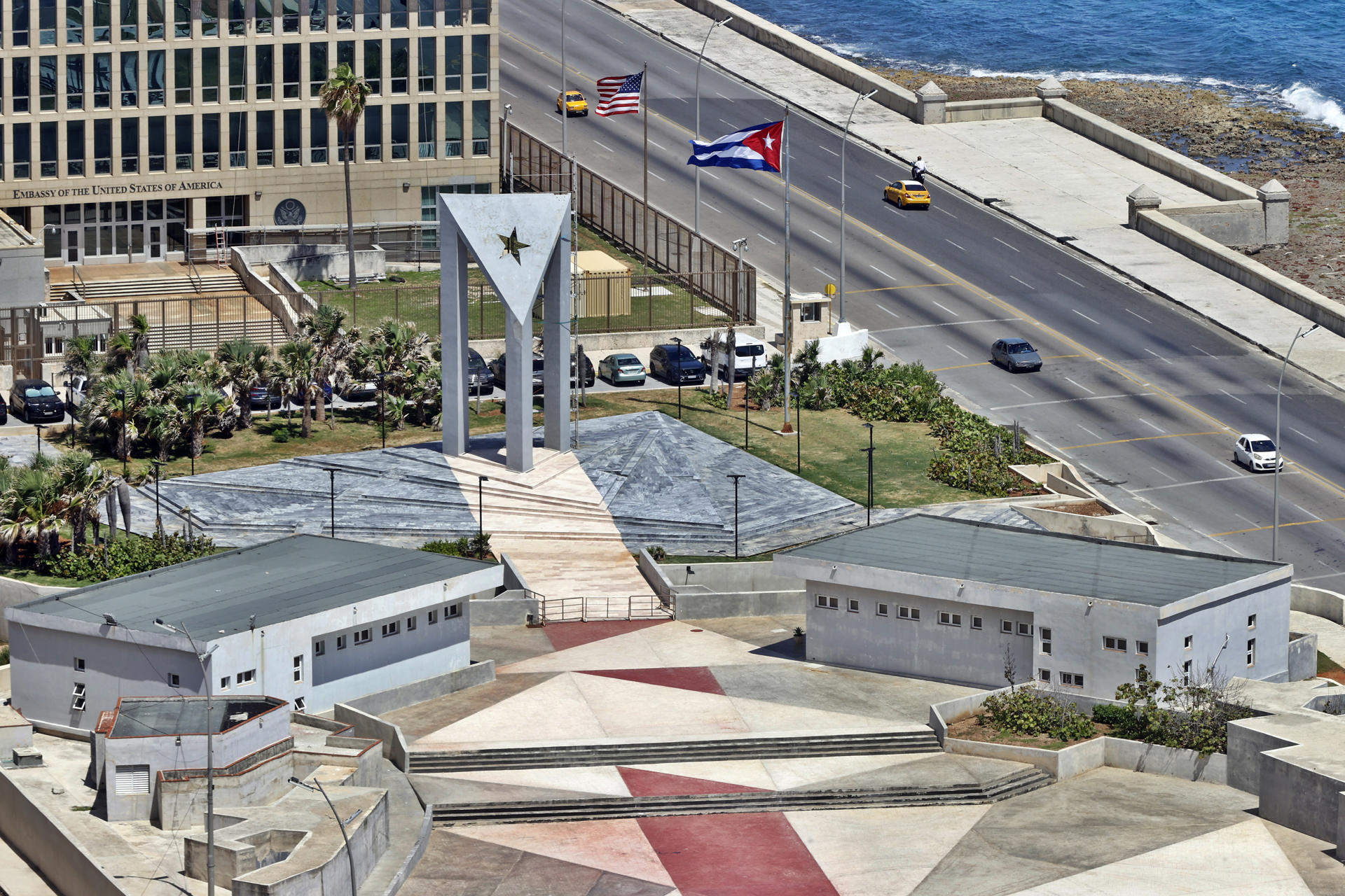 Fotografía de la Tribuna Antimperialista este martes, frente a la embajada de Estados Unidos, en La Habana (Cuba). EFE/ Ernesto Mastrascusa