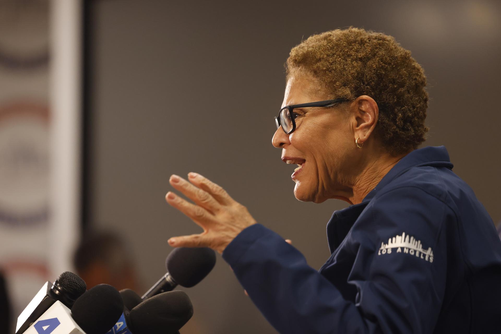 La alcaldesa de Los Ángeles, Karen Bass, fue captada este martes, 10 de junio, durante una conferencia de prensa, en el Centro de Operaciones de Emergencia de la Ciudad de Los Ángeles (California, EE.UU.). EFE/Caroline Brehman