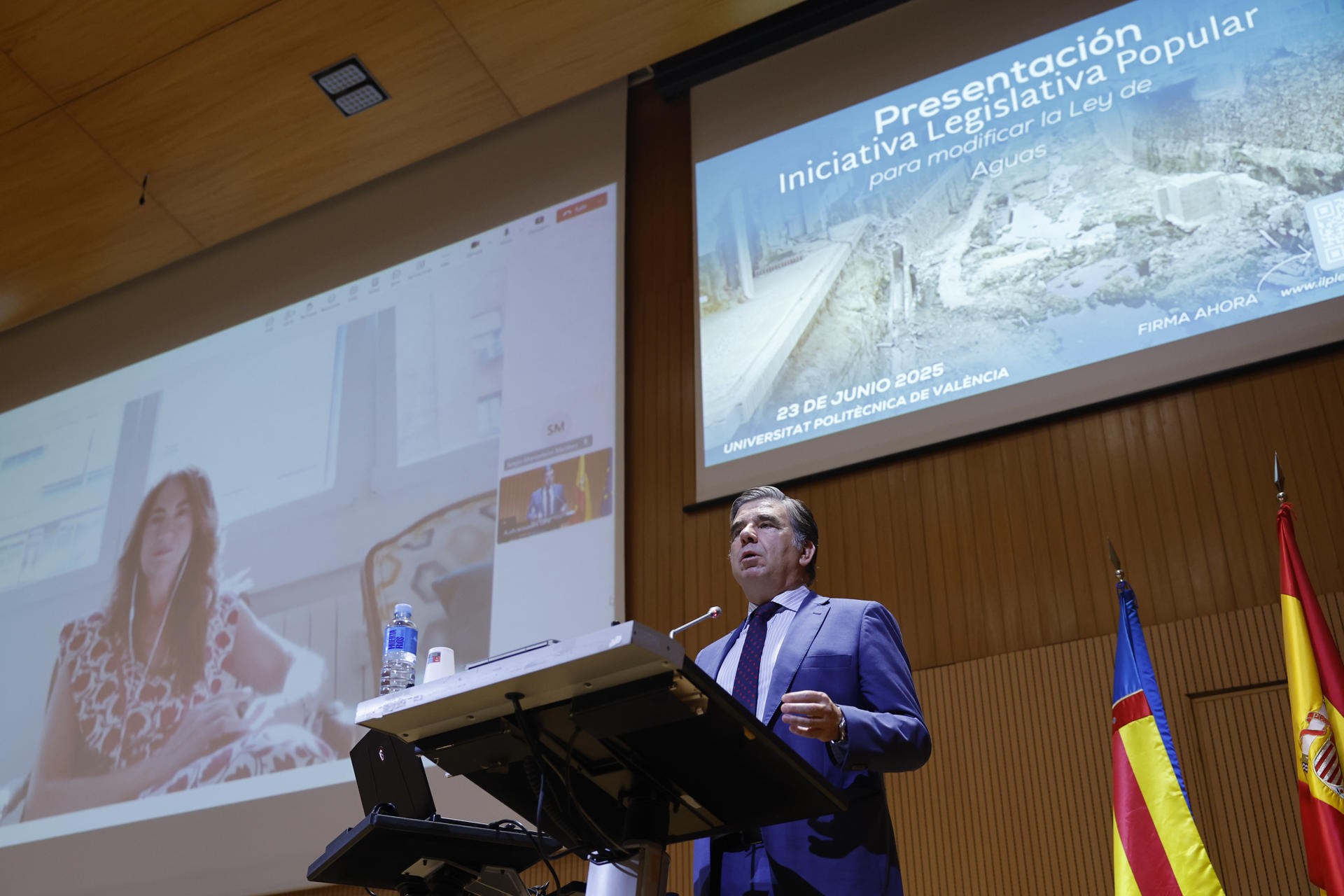 José Luis Belmonte, uno de los promotores de la Iniciativa de Legislativa Popular (ILP) impulsada a raíz de la dana del 29 de octubre, cuyo objetivo es modificar la ley estatal de Aguas para incluir entre sus principios rectores que haya inversión "suficiente" en infraestructuras para mitigar riegos naturales como las inundaciones y se tenga en cuenta la protección de la vida, durante la presentación de la ILP este lunes en València. EFE/ Ana Escobar