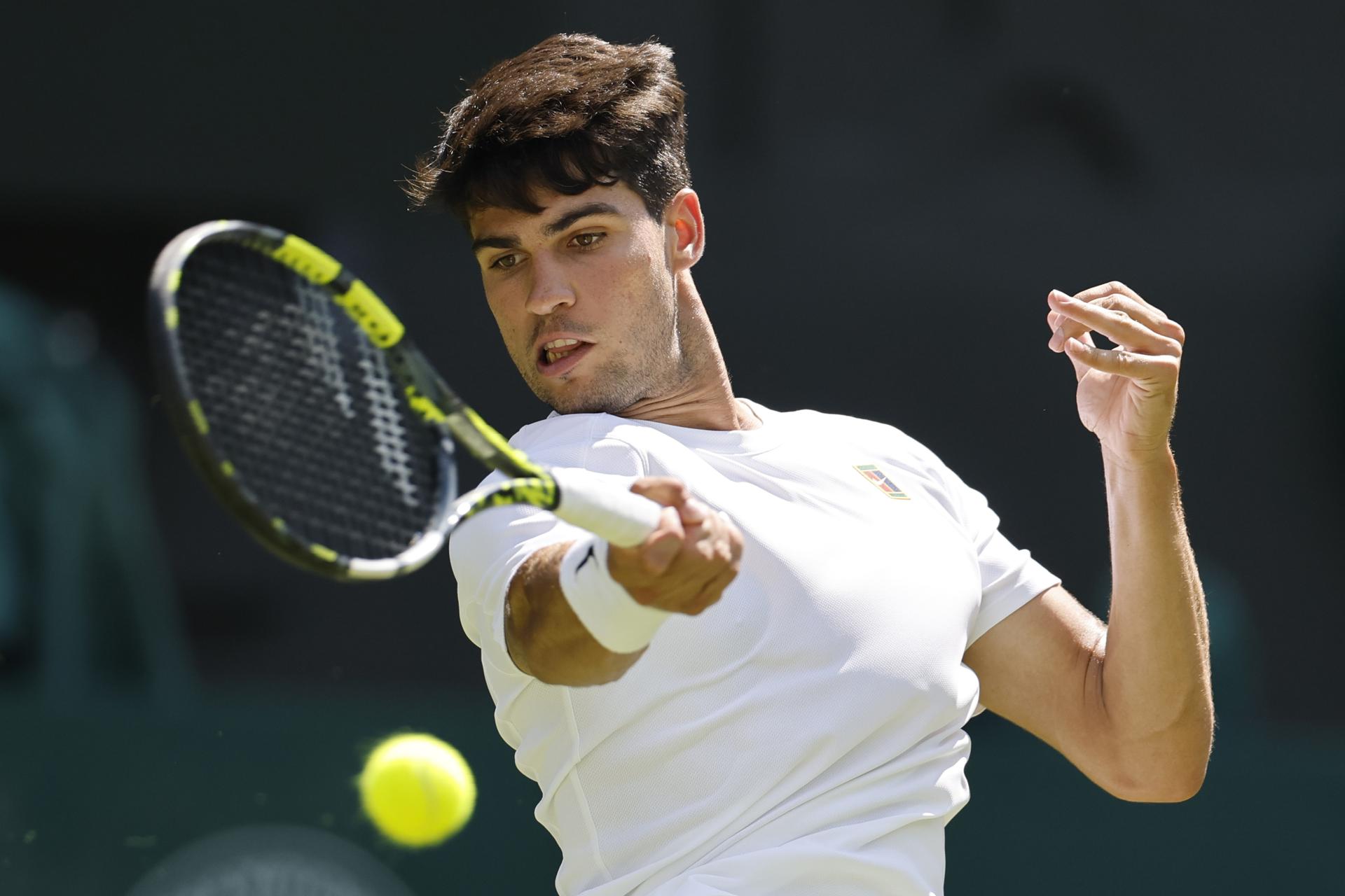 El español Carlos Alcaraz en acción durante el partido de primera ronda masculino contra el italiano Fabio Fognini en el Campeonato de Wimbledon, Wimbledon, Gran Bretaña, este lunes.-EFE/ Tolga Akmen