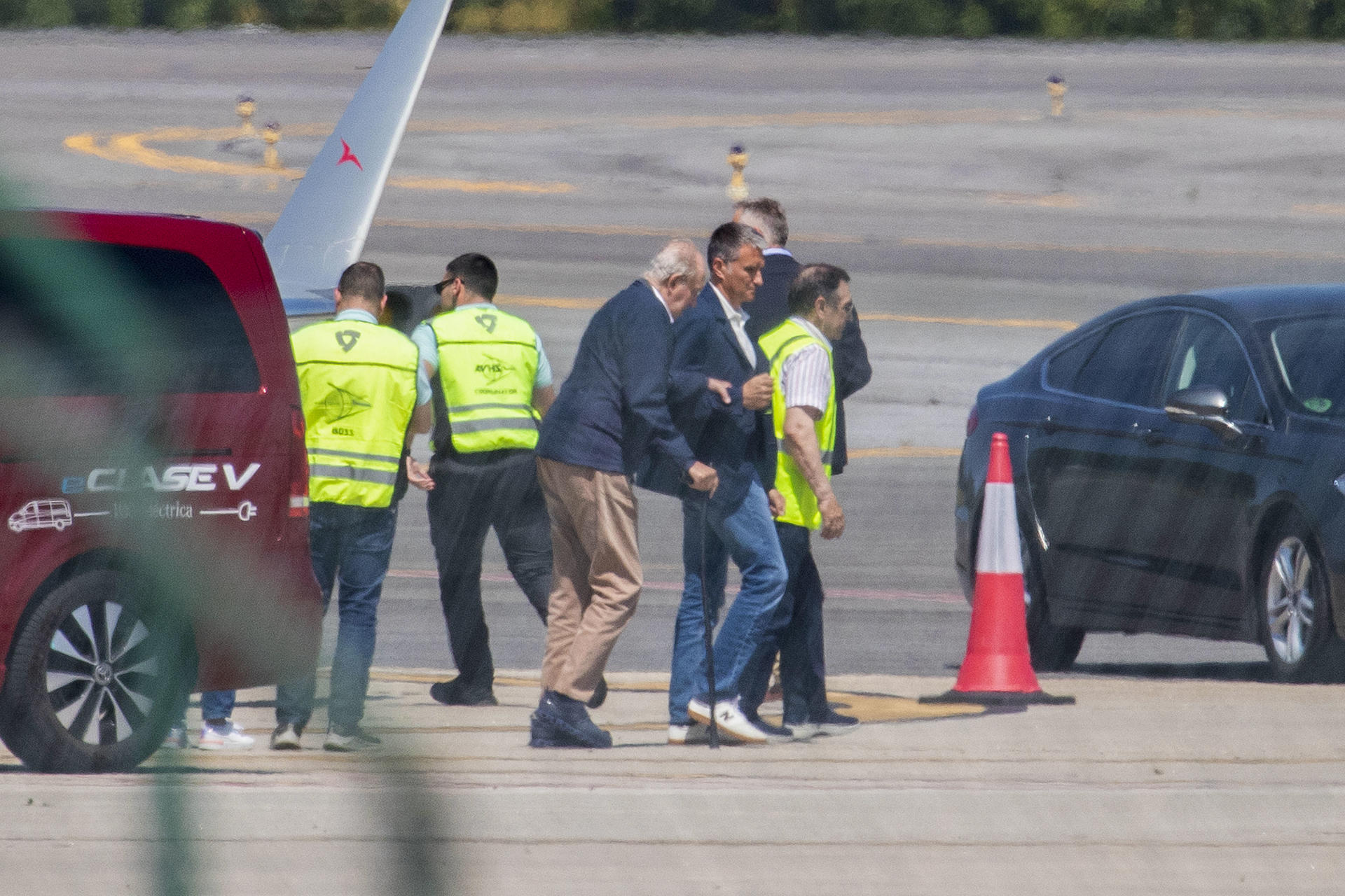 El rey Juan Carlos I tras aterrizar este lunes en el aeropuerto de Vigo, procedente de Vitoria, para disfrutar de la vela, los amigos y la cocina gallega en la localidad turística de Sanxenxo, a la que acude por tercera vez este año. EFE/ Salvador Sas