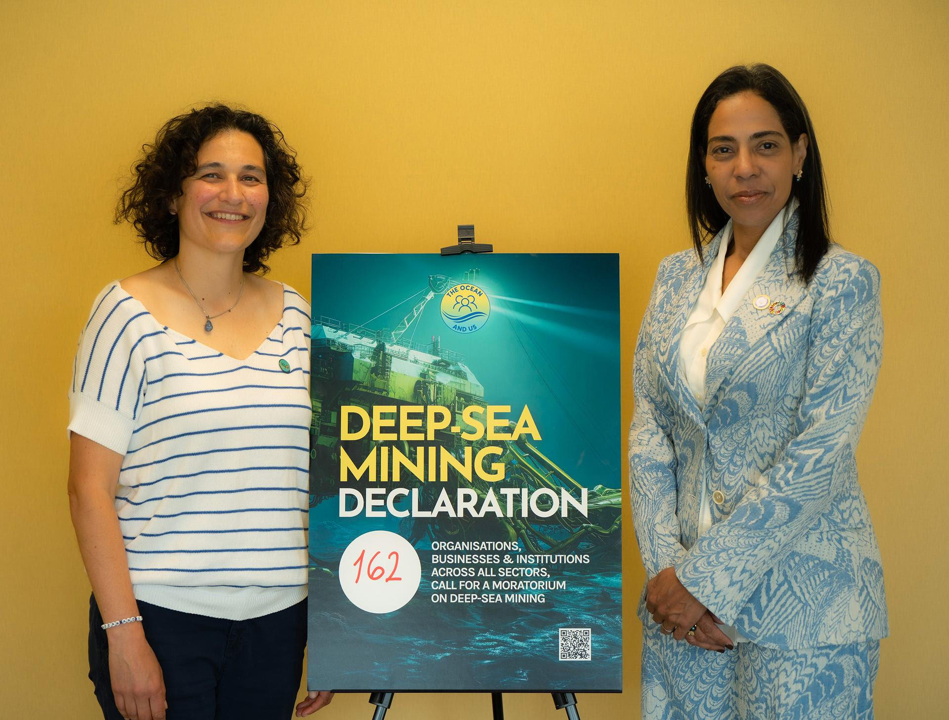 Imagen cedida por la ong The Ocean and Us de su fundadora Farah Obaidullah (i), que hizo entrega a la secretaría general de la Autoridad Internacional de los Fondos Marinos (ISA), Leticia Carvalho (d), de dos listas de firmas en contra de la minería en los fondos marinos en el marco de la Cumbre del Océano (UNOC3) en Niza (Francia). EFE