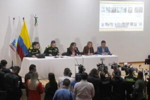 El director de la Policía, general Carlos Triana (ci), junto a la fiscal general, Luz Adriana Camargo (cd), ofrecen una rueda de prensa este martes en Medellín (Colombia). EFE/STR