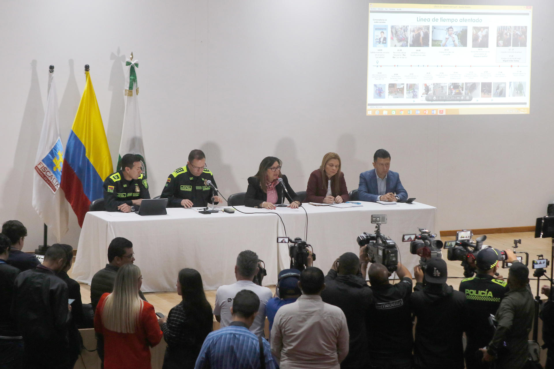 El director de la Policía, general Carlos Triana (ci), junto a la fiscal general, Luz Adriana Camargo (cd), ofrecen una rueda de prensa este martes en Medellín (Colombia). EFE/STR