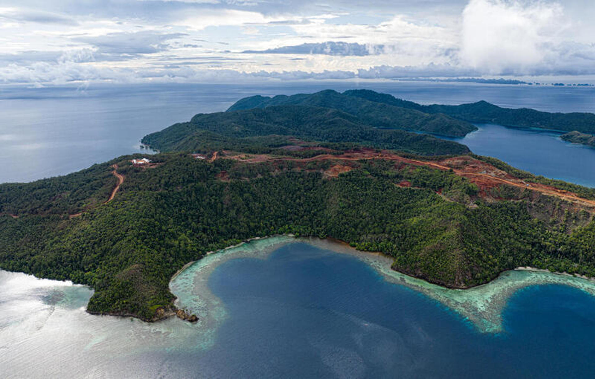 RAJA AMPAT (Indonesia), 12/06/2025.- Imagen tomada el 27 de agosto de 2024 que muestra una zona de extracción de níquel en el archipiélago de Raja Ampat, Papúa Occidental, Indonesia. EFE/ Sumaryanto Bronto/greenpeace SOLO USO EDITORIAL/SOLO DISPONIBLE PARA ILUSTRAR LA NOTICIA QUE ACOMPAÑA (CRÉDITO OBLIGATORIO)
