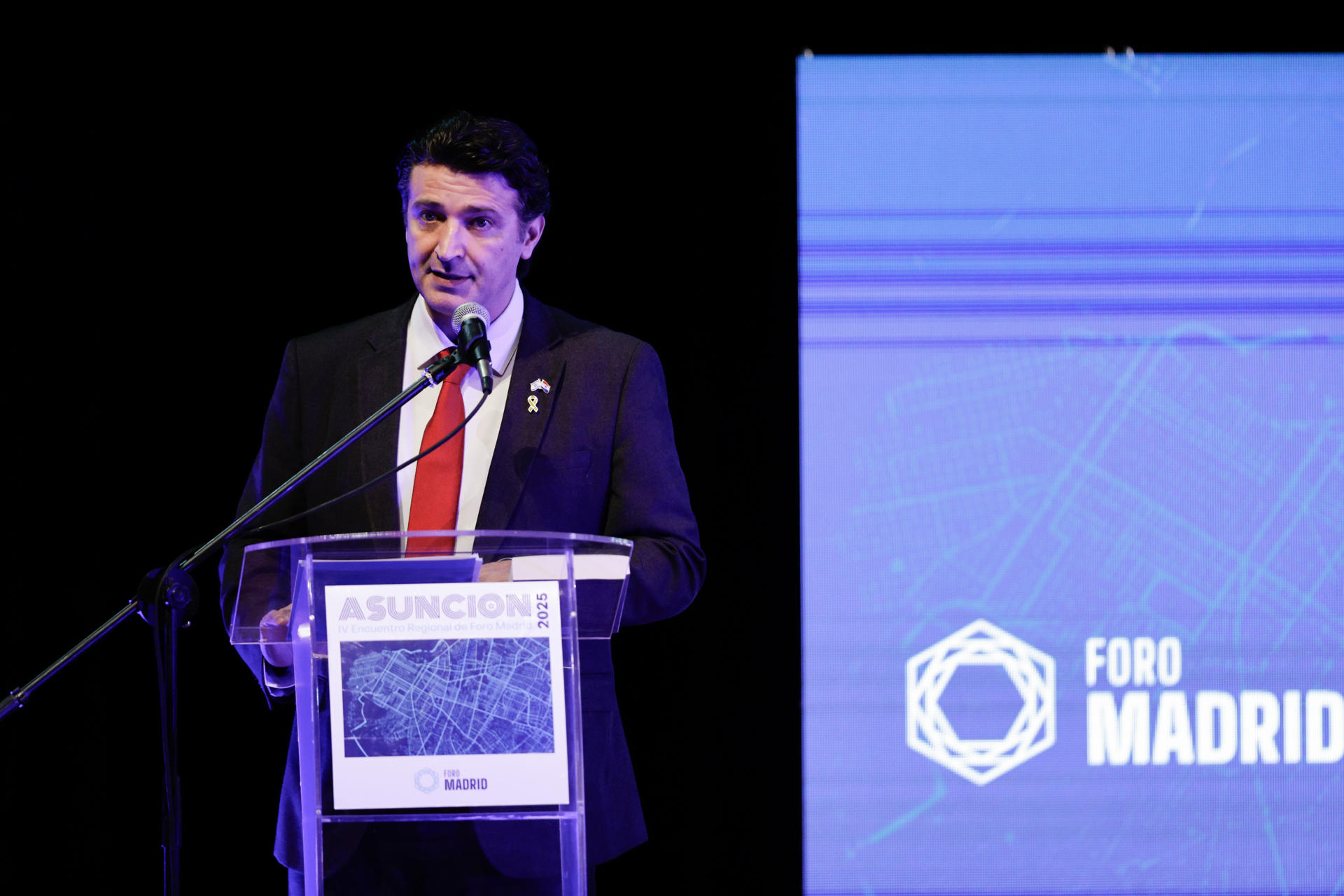 El embajador de Israel en Paraguay, Amit Mekel, habla durante el IV Encuentro Regional de Foro Madrid este jueves, en Asunción (Paraguay). EFE/ Juan Pablo Pino