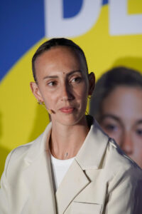 La exjugadora y excapitana de la selección española Virginia Torrecilla pidió este viernes en Madrid valentía a los futbolistas que sean homosexuales para que salgan del armario y hagan pública su realidad con el fin de contribuir a avanzar en el reconocimiento de la diversidad ante la ciudadanía. Torrecilla, en una entrevista con EFE, opinó que romper la barrera que hace que apenas haya futbolistas que han admitido abiertamente que son gays sería beneficioso para la sociedad. EFE/ Carlos Pérez Gil
