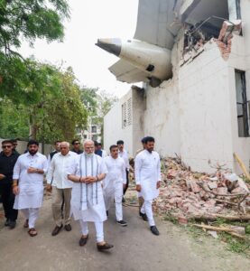 Foto distribuida por la Oficina de Información de Prensa (PIB) del primer ministro indio, Narendra Modi (frente) visitando el lugar del accidente de avión en Ahmedabad, Gujarat, India, el 13 de junio de 2025. EFE/EPA/Press Information Bureau HANDOUT HANDOUT USO EDITORIAL SOLAMENTE/NO VENTAS