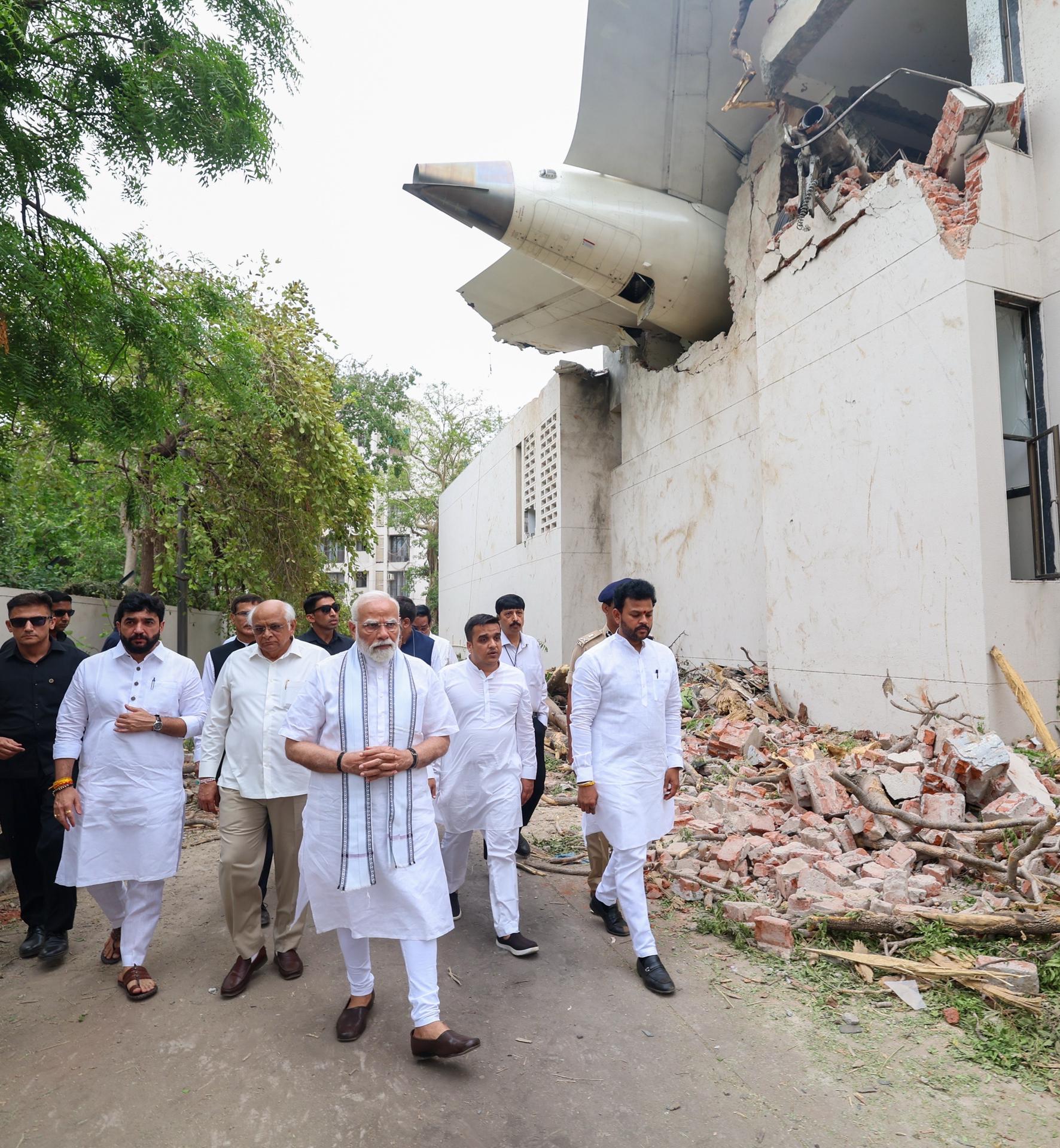Foto distribuida por la Oficina de Información de Prensa (PIB) del primer ministro indio, Narendra Modi (frente) visitando el lugar del accidente de avión en Ahmedabad, Gujarat, India, el 13 de junio de 2025. EFE/EPA/Press Information Bureau HANDOUT HANDOUT USO EDITORIAL SOLAMENTE/NO VENTAS