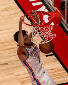 Fotografía de archivo de Chet Holmgren, pívot de Oklahoma City Thunder, quien este miércoles afirmó que su mentalidad y las de todos su compañeros es poner "la victoria por encima de todo lo demás" a propósito de las Finales de la NBA contra Oklahoma City Thuerner, que comienzan este 5 de junio. EFE/ Julio César Rivas