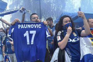ficionados del Oviedo animan al equipo a su llegada en autobús al Estadio Carlos Tartiere de Oviedo, para disputar el partido de ascenso a primera división ante el Mirandés, este sábado. EFE/Paco Paredes