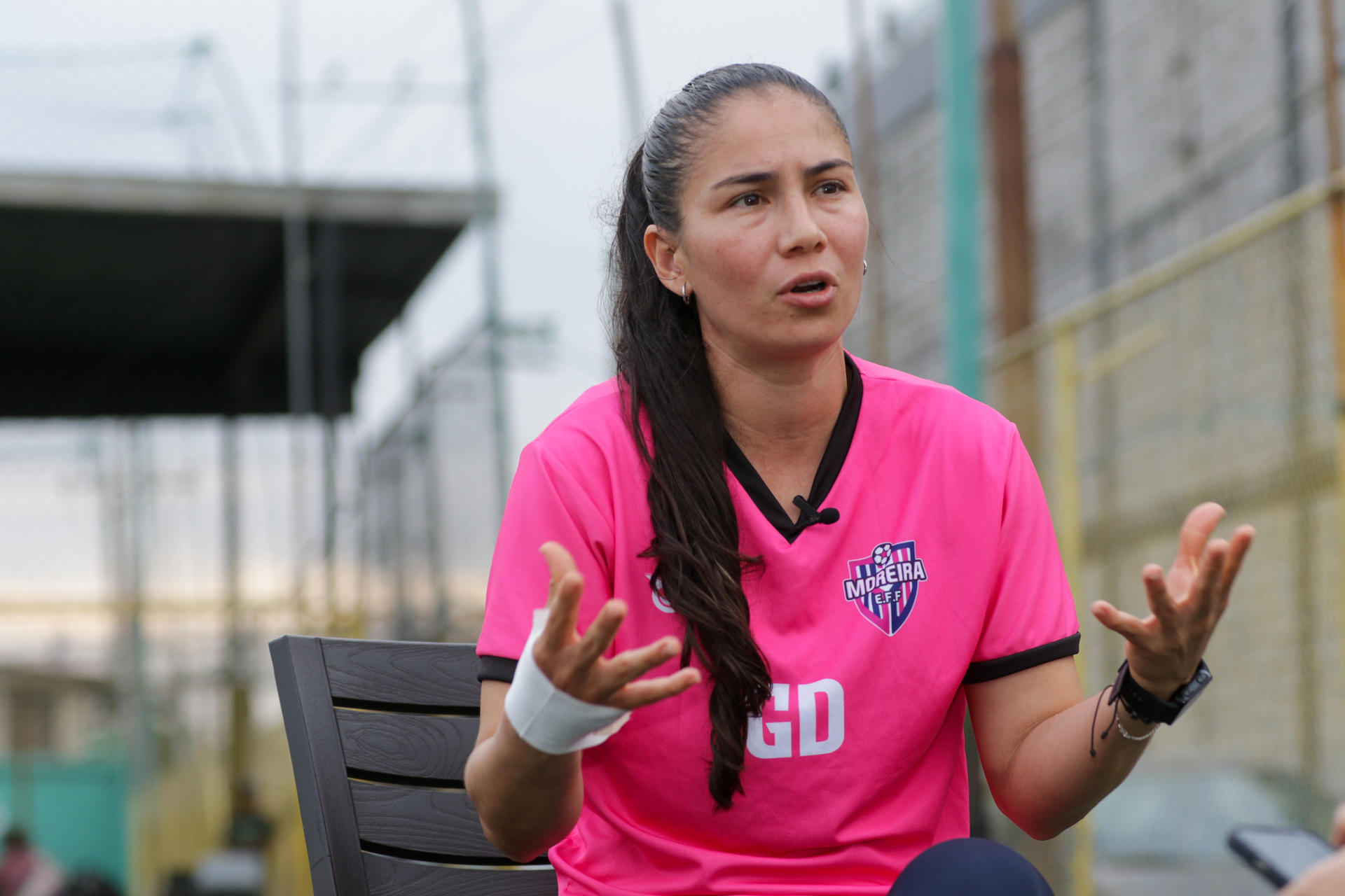 AME8324. GUAYAQUIL (ECUADOR), 25/06/2025.- Fotografía del 19 de junio de 2025 de la futbolista Ligia 'Gigi' Moreira, capitana de la selección de Ecuador y recientemente fichada por el Villarreal español, hablando en entrevista con EFE en Guayaquil (Ecuador). EFE/ Jonathan Miranda