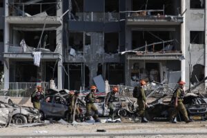 Miembros de un equipo de rescate israelí caminan junto a un edificio residencial en el que impactaron misiles balísticos iraníes en Beersheva, sur de Israel, el 20 de junio de 2025. EFE/EPA/ABIR SULTAN