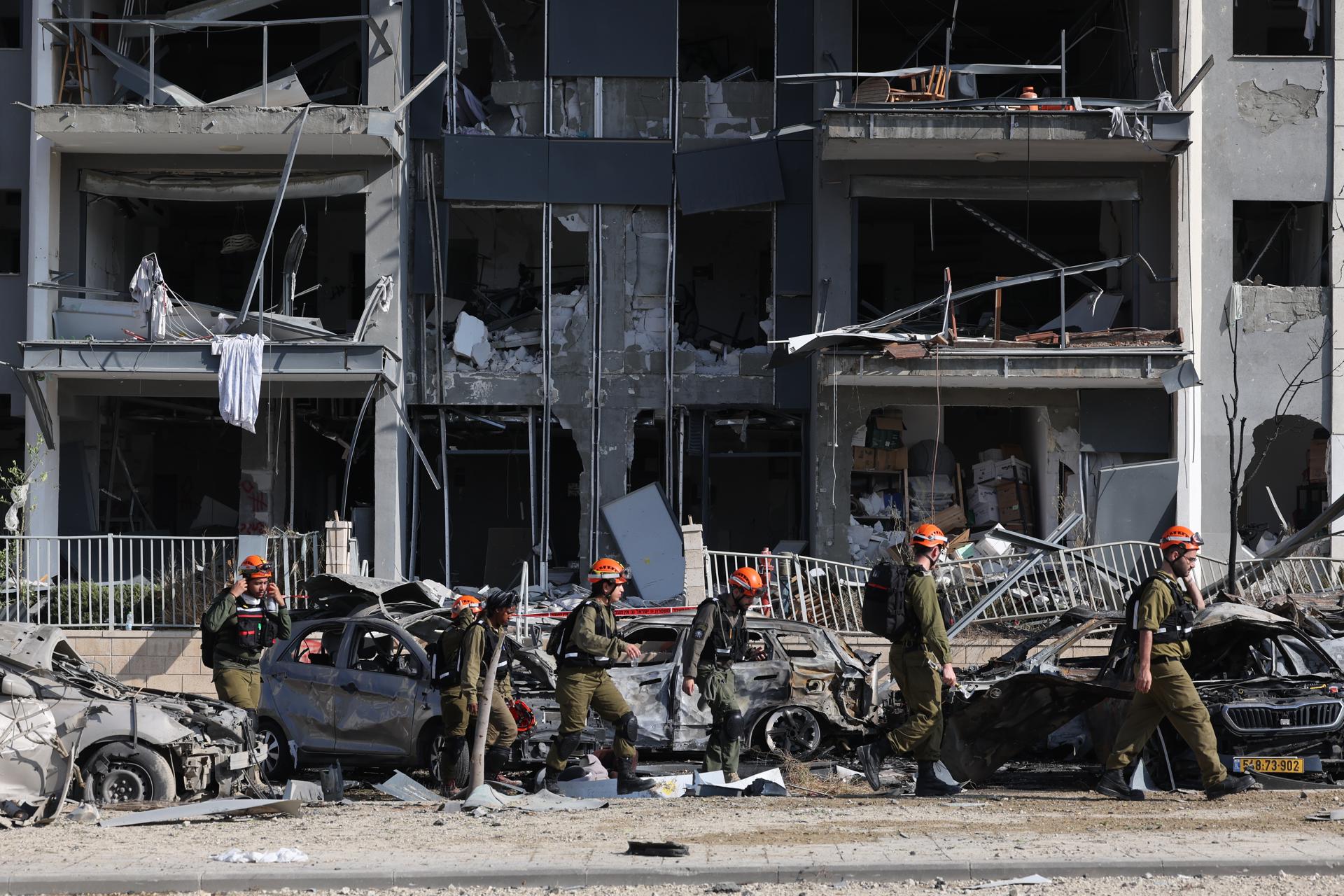 Miembros de un equipo de rescate israelí caminan junto a un edificio residencial en el que impactaron misiles balísticos iraníes en Beersheva, sur de Israel, el 20 de junio de 2025. EFE/EPA/ABIR SULTAN