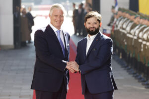 El presidente de Chile, Gabriel Boric (d), saluda al rey Felipe de los Belgas en el marco de una visita de Estado este martes, en el palacio de La Moneda, en Santiago (Chile). EFE/ Elvis González