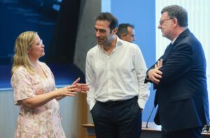 La ministra danesa de Economía, Stephanie Lose, conversa con el ministro español de Economía, Carlos Cuerpo (c), y el ministro de Finanzas checo, Zbynek Stanjura (dcha), en la reunión de ministros de Finanzas del Eurogrupo este jueves en Luxemburgo.EFE/EPA/OLIVIER HOSLET