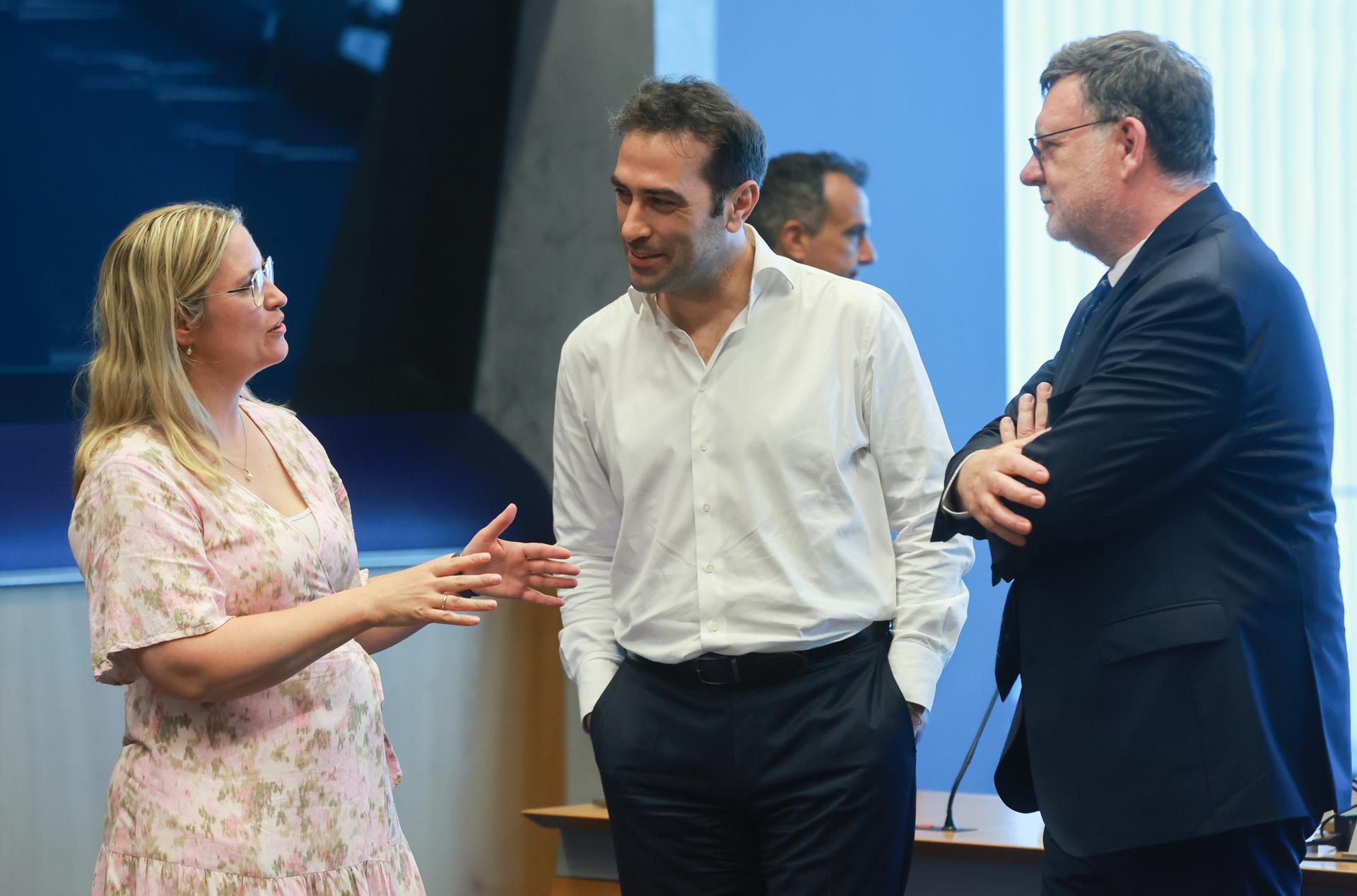 La ministra danesa de Economía, Stephanie Lose, conversa con el ministro español de Economía, Carlos Cuerpo (c), y el ministro de Finanzas checo, Zbynek Stanjura (dcha), en la reunión de ministros de Finanzas del Eurogrupo este jueves en Luxemburgo.EFE/EPA/OLIVIER HOSLET