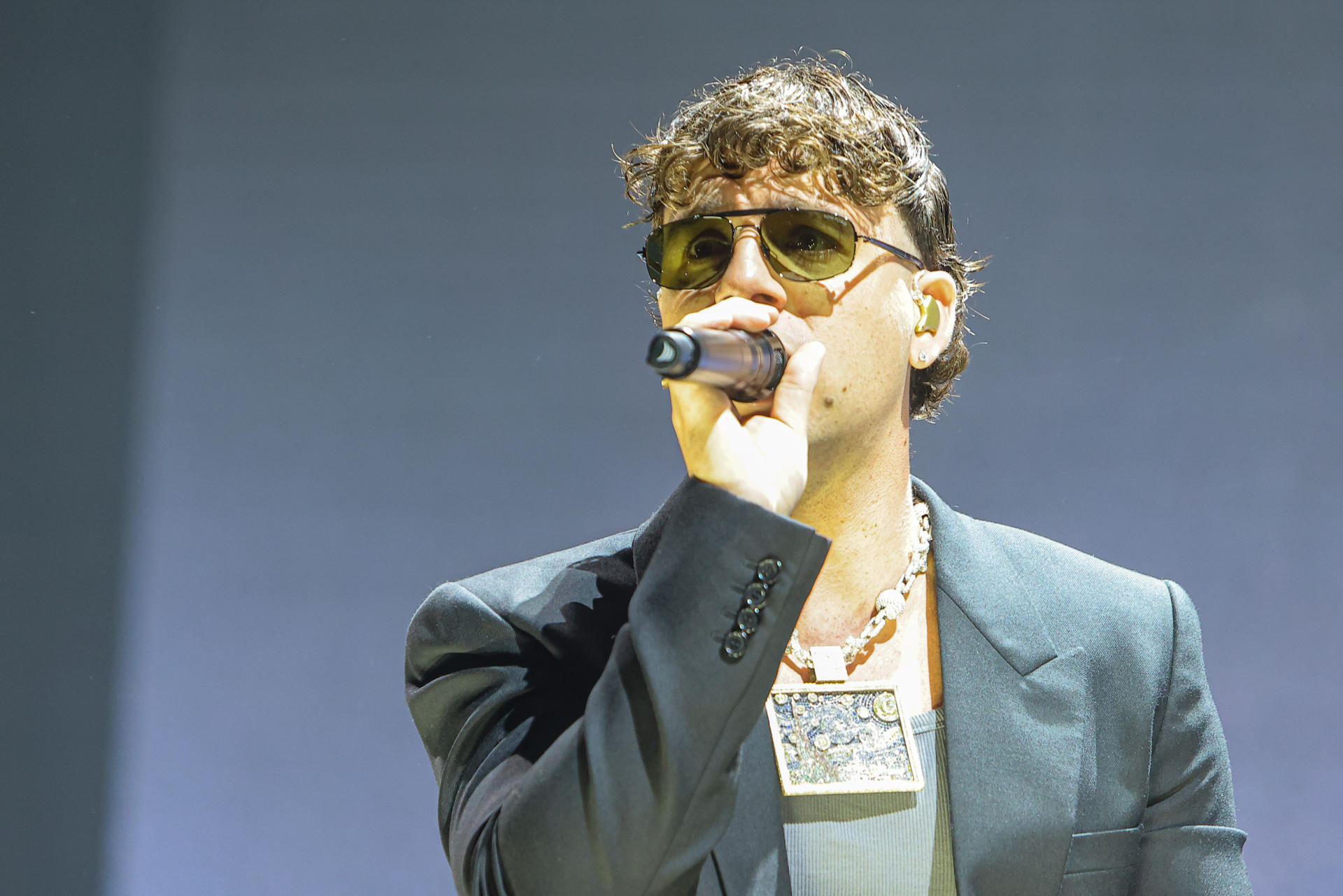 El cantante y compositor español Quevedo se presenta en un concierto durante su gira 'Buenas Noches LATAM Tour' este domingo, en el Antel Arena de Montevideo (Uruguay). EFE/ Gastón Britos