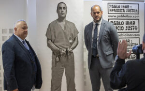 Imagen de archivo de Joe Nascimento (d) exabogado del ciudadano hispanoestadounidense de origen vasco Pablo Ibar, acompañado del portavoz de la Asociación Pablo Ibar, Andrés Krakenberger (izda). EFE/Javier Etxezarreta