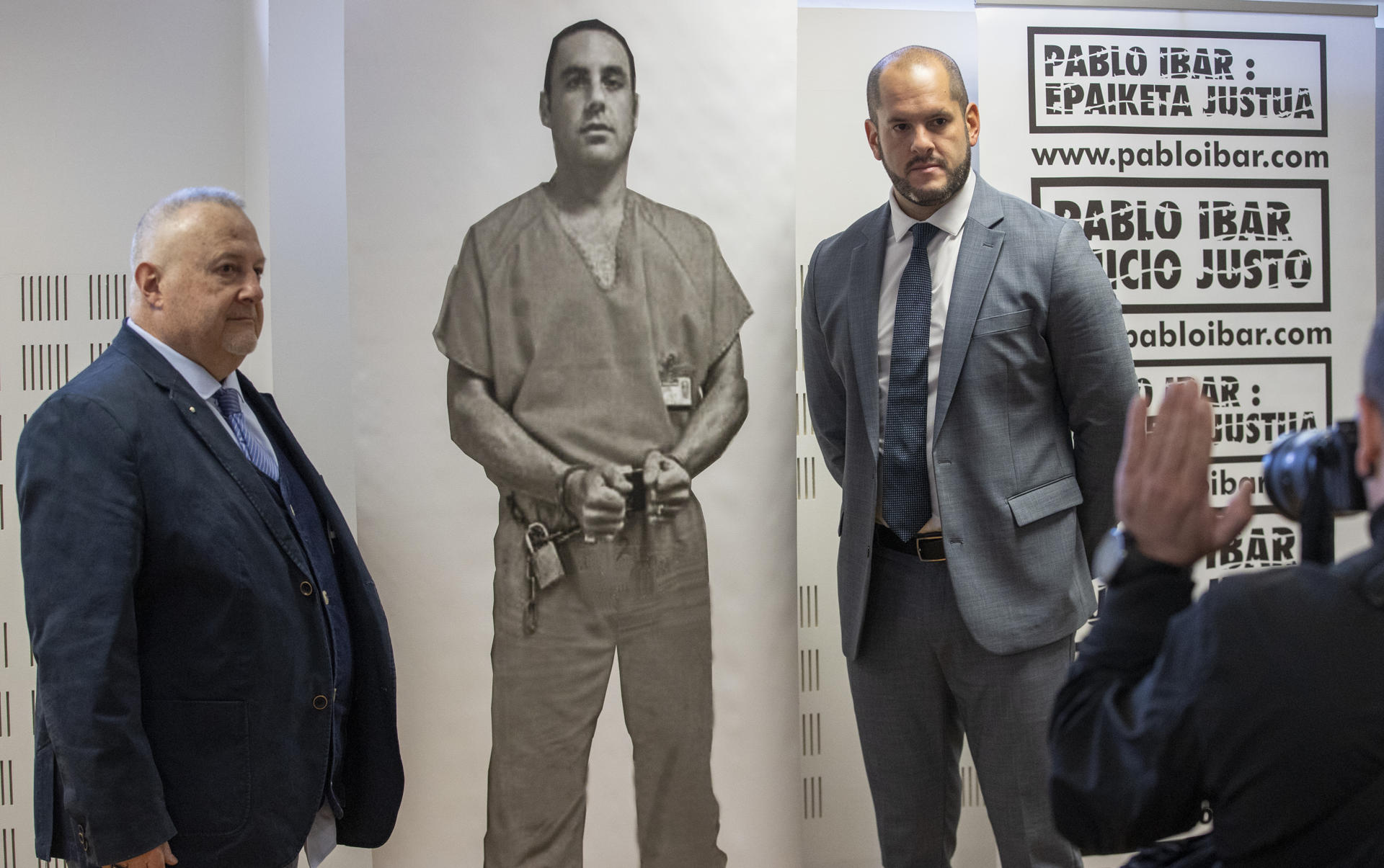 Imagen de archivo de Joe Nascimento (d) exabogado del ciudadano hispanoestadounidense de origen vasco Pablo Ibar, acompañado del portavoz de la Asociación Pablo Ibar, Andrés Krakenberger (izda). EFE/Javier Etxezarreta