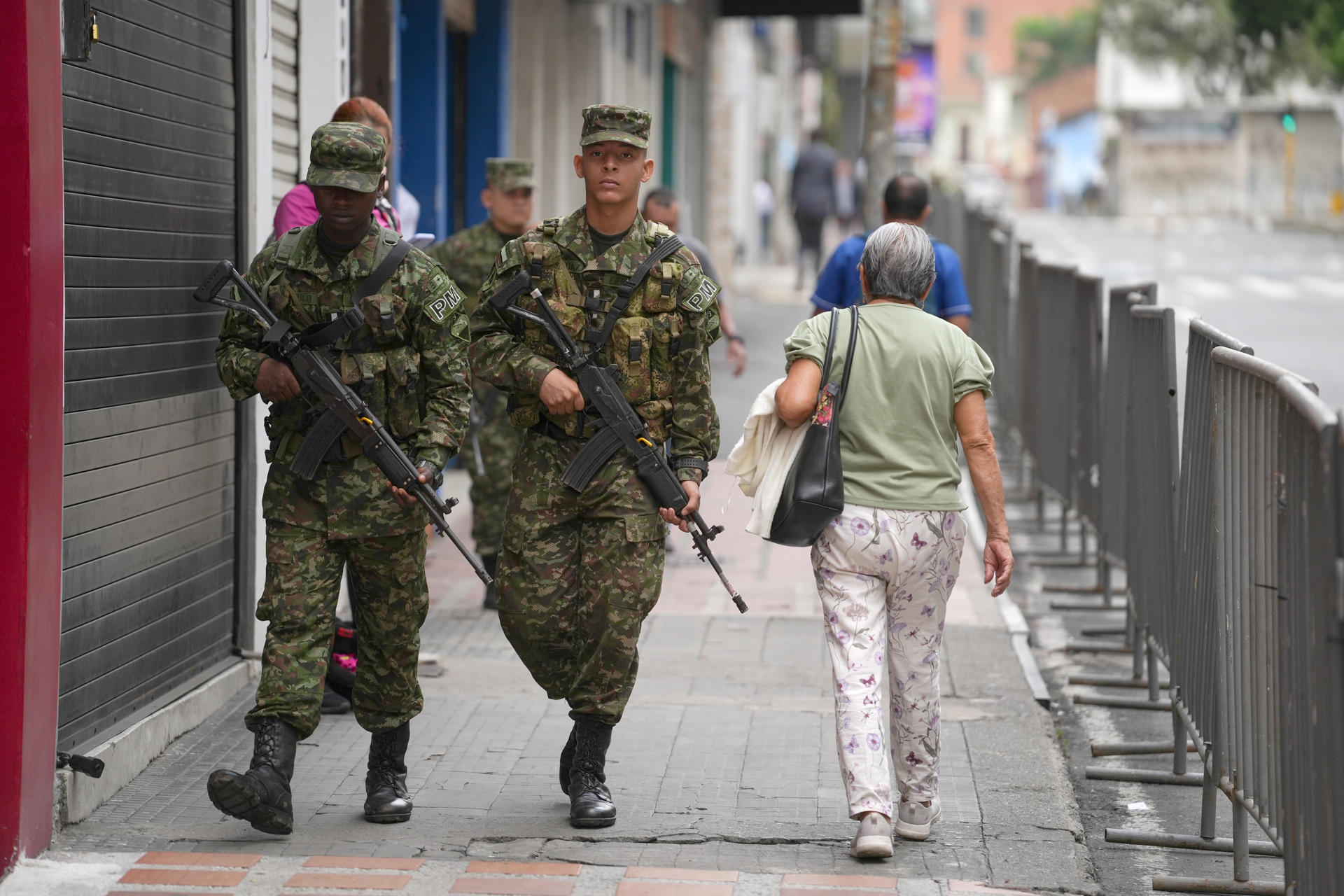 Integrantes de Fuerzas Armadas vigilan un área este miércoles, en el centro de Cali (Colombia). EFE/Ernesto Guzmán