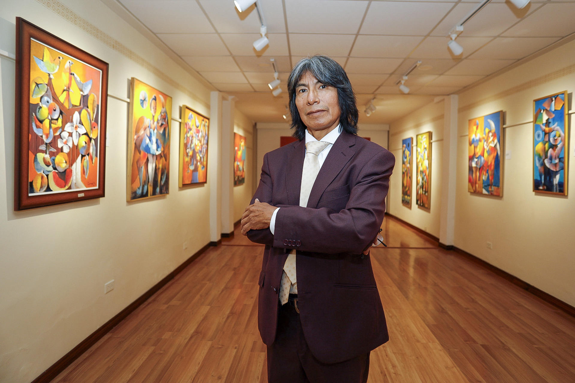 El pintor ecuatoriano Olmedo Quimbita posa durante una entrevista con EFE este miércoles, donde se inauguró su obra 'Armonías entre la fuerza y la inocencia', en Quito (Ecuador). EFE/ Santiago Fernández