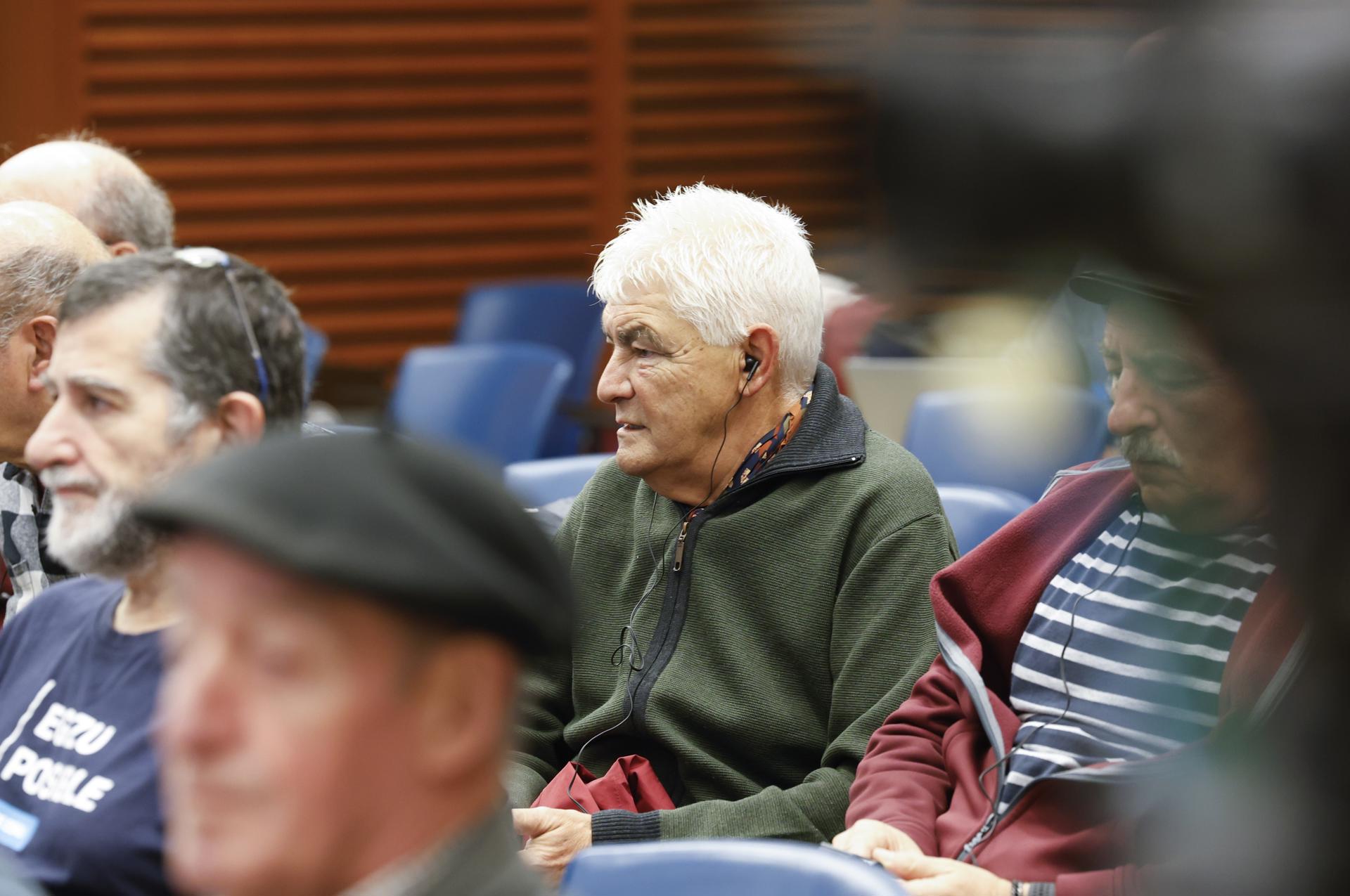 San Sebastián.- Imagen de archivo de octubre de 2024 del exmiembro de ETA Antonio López Ruiz, alias 'Kubati' (c), durante una conferencia organizada por la red de apoyo a los presos de ETA Sare en San Sebastián. EFE/Juan Herrero