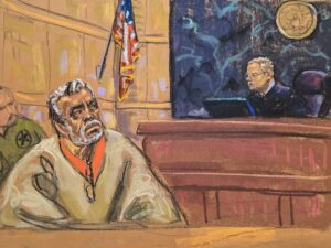 Fotografía de archivo de un dibujo realizado por la artista Jane Rosenberg del juez Brian Cogan (d) frente al narcotraficante mexicano Ismael 'el Mayo' Zambada durante el juicio realizado en el Tribunal Federal de Brooklyn, en Nueva York (EE.UU.). EFE/ Jane Rosenberg