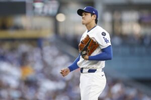 El lanzador abridor de los Dodgers de Los Ángeles, Shohei Ohtani, prepara un lanzamiento durante el juego de este lunes contra los Padres de San Diego en Los Ángeles (California). EFE/EPA/CAROLINE BREHMAN