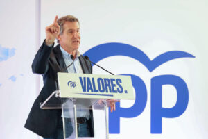 El presidente del PP, Alberto Núñez Feijóo, interviene en un acto público este martes en Logroño para presentar su candidatura a la reelección como líder del partido. EFE/Raquel Manzanares