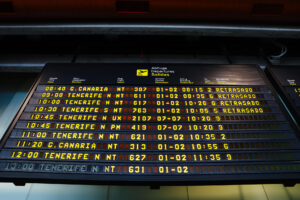 Imagen de archivo de un panel de vuelos retrasados en un aeropuerto. EFE / Luis G Morera