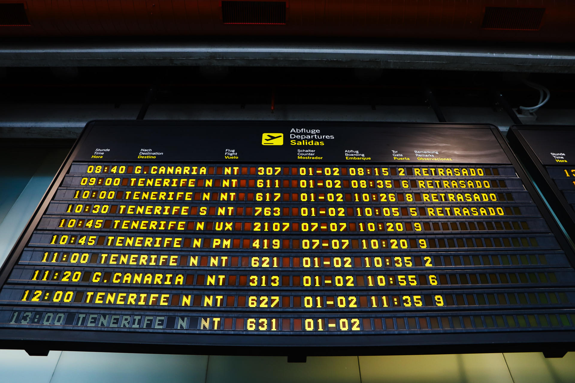 Imagen de archivo de un panel de vuelos retrasados en un aeropuerto. EFE / Luis G Morera