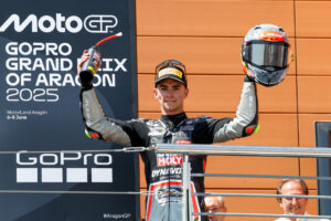El piloto español de Moto3 David Muñoz, del equipo Dynavolt Intact GP, celebra en el podio su victoria en la carrera de Moto3 del Gran Premio de Aragón de MotoGP en el circuito Motorland de Alcañiz. EFE/Javier Cebollada