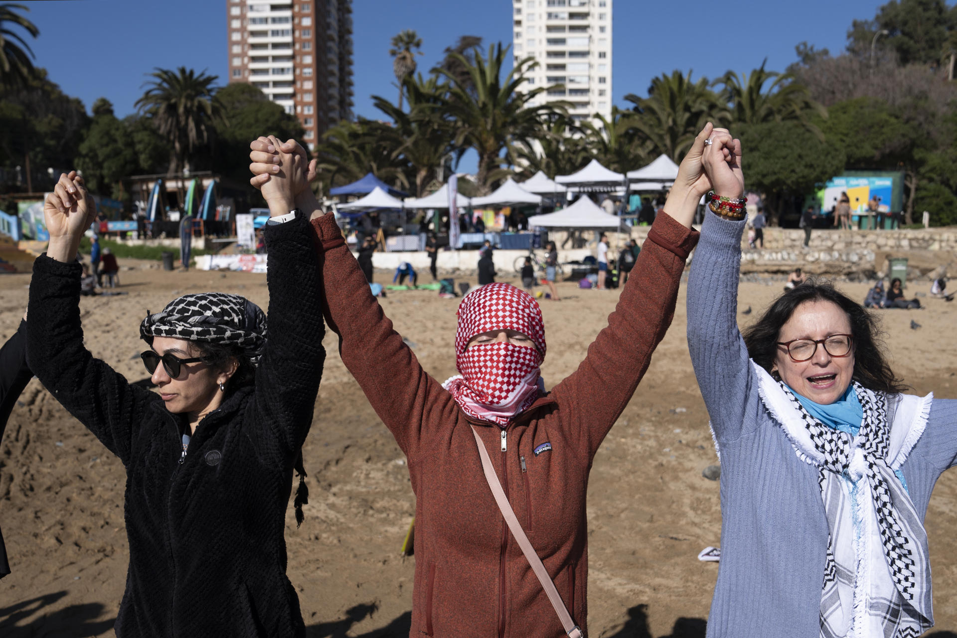 Personas participan en una marcha a favor de Palestina este sábado, en Valparaíso (Chile). EFE/ Adriana Thomasa