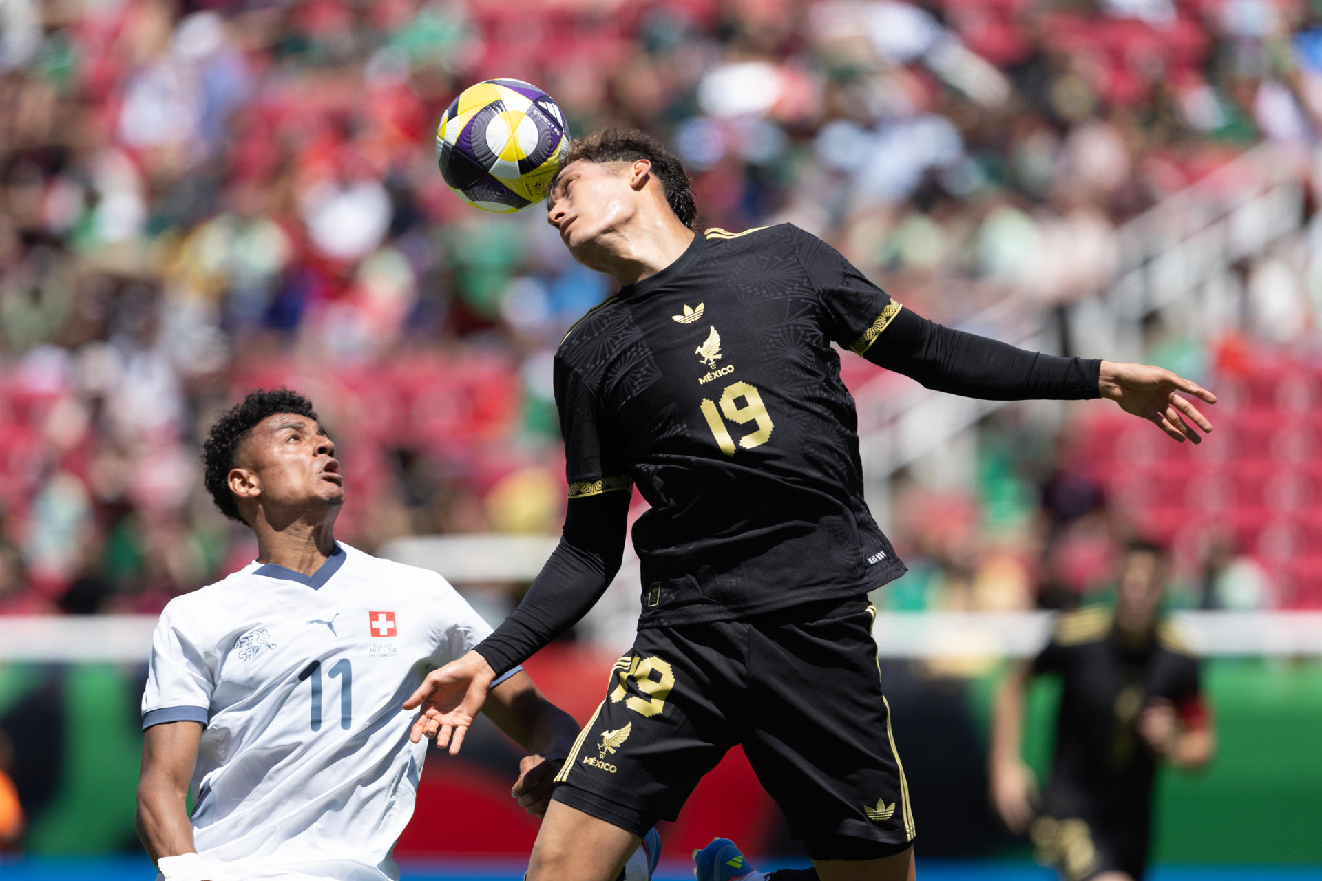Jesús Orozco (d) de México disputa un balón con Dan Ndoye de Suiza este sábado, durante un partido amistoso entre México y Suiza en el estadio Rice- Eccles de Salt Lake City (Estados Unidos). EFE/ Carlos Ramírez