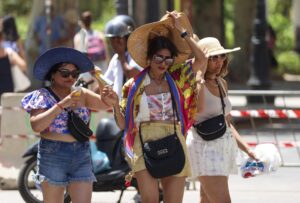 En la imagen de archivo, varias mujeres caminan durante una ola de calor en Palermo, Sicilia (Italia) EFE/EPA/Igor Petyx