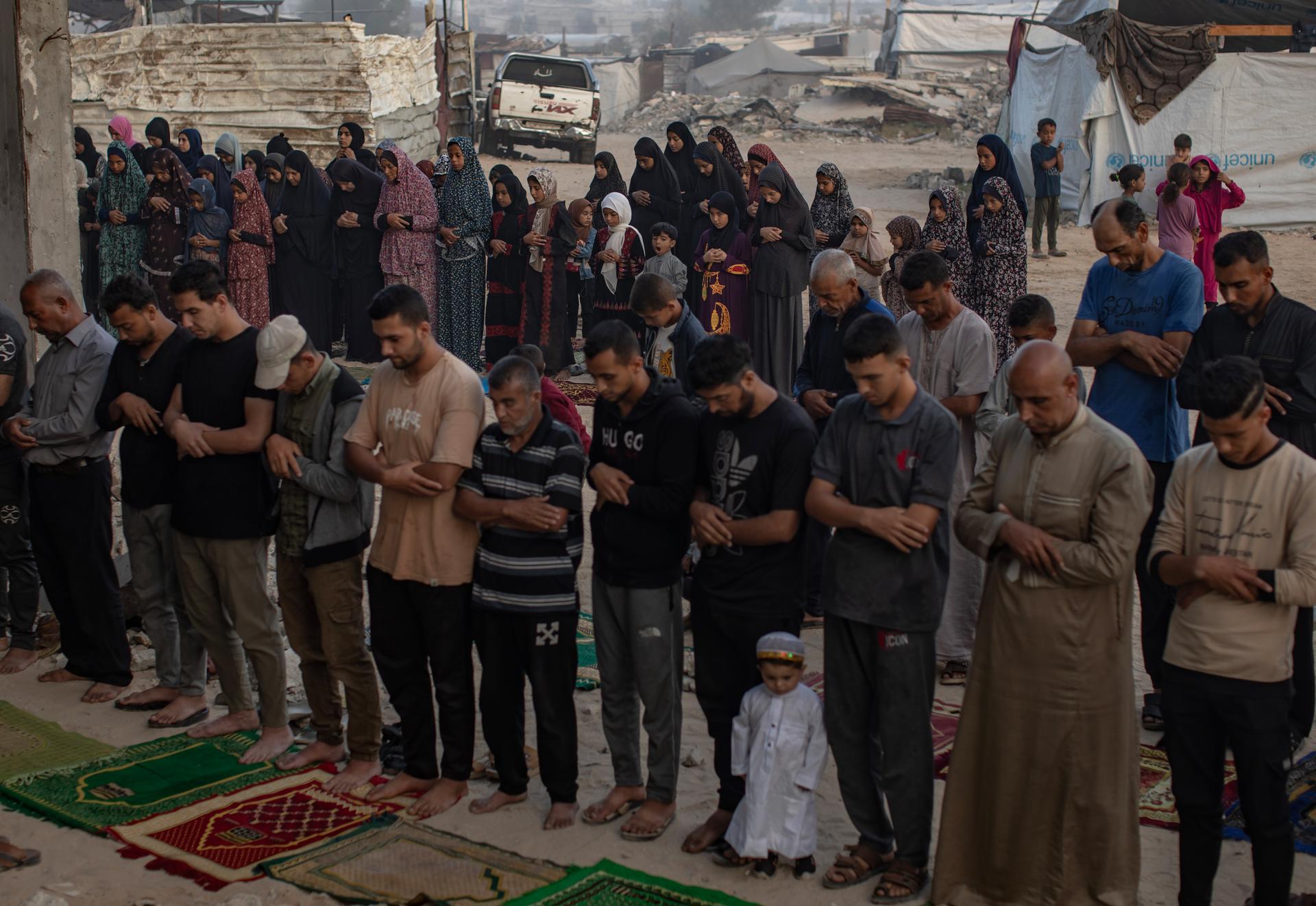 Palestinos desplazados internamente rezan para marcar el comienzo del Aíd al Adha o Fiesta del Sacrificio en las ruinas de una mezquita destruida, en el campamento de Jan Yunis, en el sur de la Franja de Gaza, el 6 de junio de 2025. EFE/EPA/HAITHAM IMAD