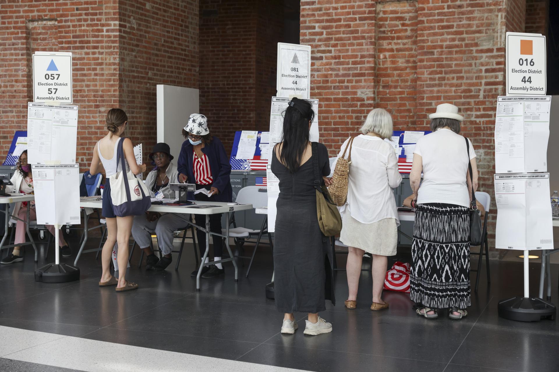 Las personas se registran para emitir su voto en un centro de votación en el distrito de Brooklyn de Nueva York, EE.UU., el 24 de junio de 2025. EFE/SARAH YENESEL