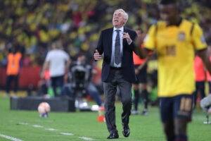 El entrenador de Brasil, Carlo Ancelotti, da instrucciones durante el partido de las eliminatorias sudamericanas ante Ecuador en el estadio Monumental en Guayaquil. EFE/ José Jácome