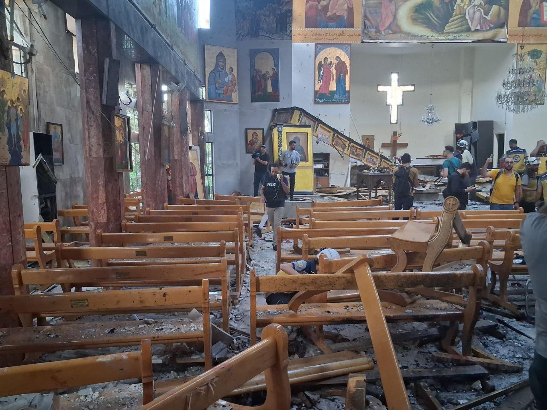 Al menos 22 civiles murieron y otros 63 resultaron heridos este domingo en un "ataque suicida" perpetrado por un supuesto miembro del grupo terrorista Estado Islámico (EI) contra la iglesia cristiana de Mar Elías de Damasco, informó el Ministerio de Salud de Siria. EFE/Defensa Civil Siria