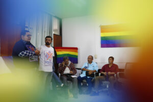Adultos mayores de la comunidad LGTBI participan en un conversatorio este sábado, en Guadalajara (México). EFE/ Francisco Guasco
