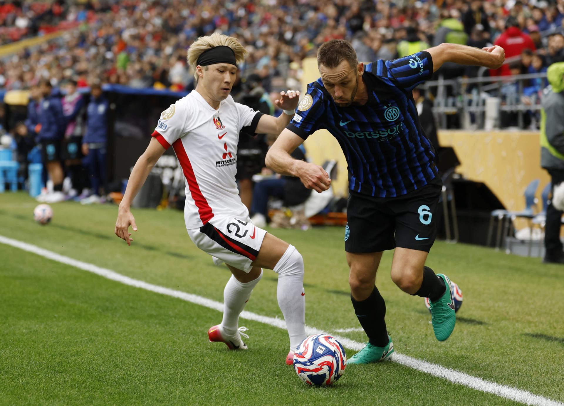 Stefan de Vrij del Inter de Milán (d) disputa un balón con Yusuke Matsuo de Urawa Red Diamonds (i). EFE/JOHN G. MABANGLO