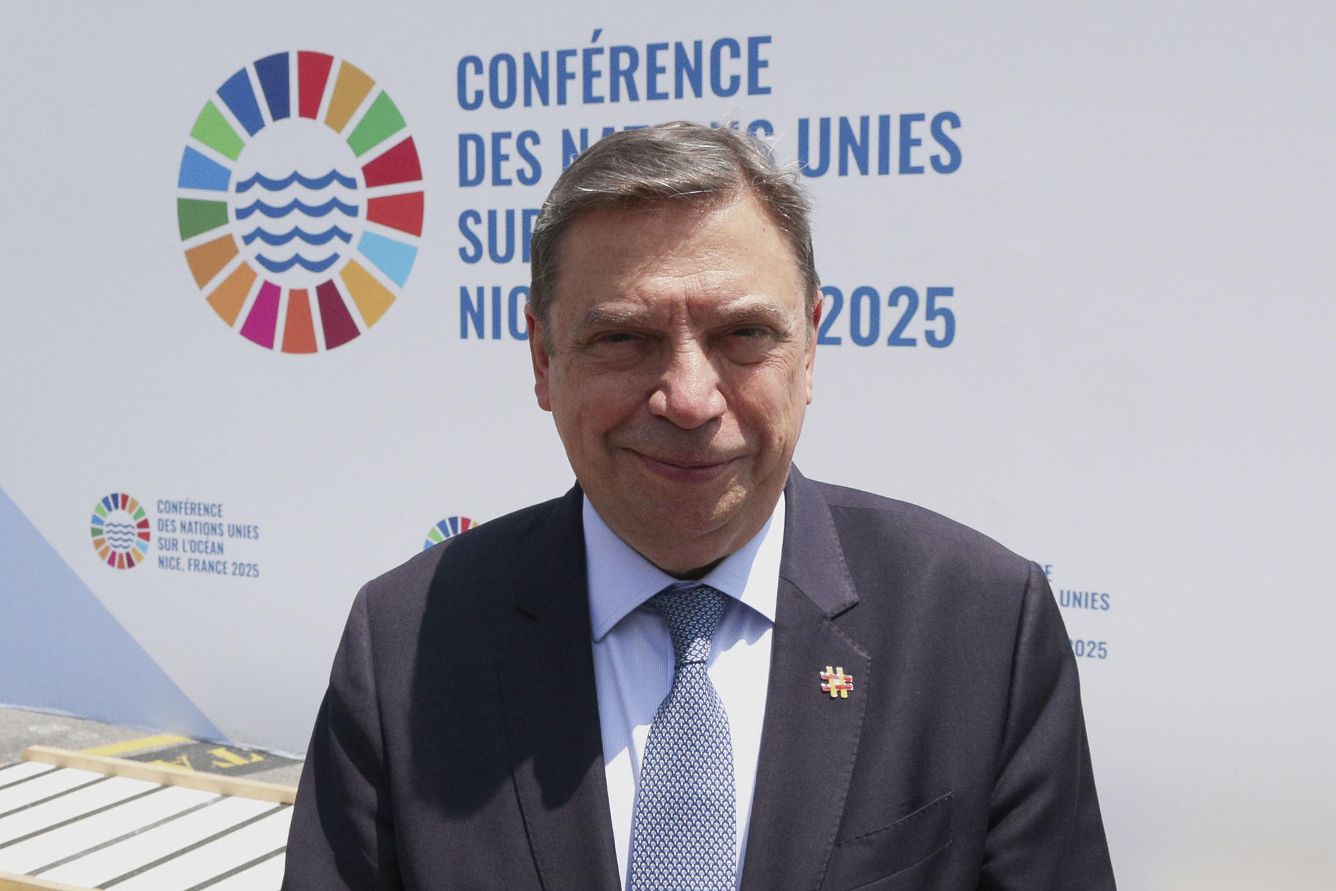 El ministro de Agricultura, Pesca y Alimentación de España, Luis Planas, ofreció declaraciones a la prensa desde Niza, donde se encuentra participando en la Cumbre de la ONU sobre los Océanos. EFE/ Edgar Sapiña Manchado