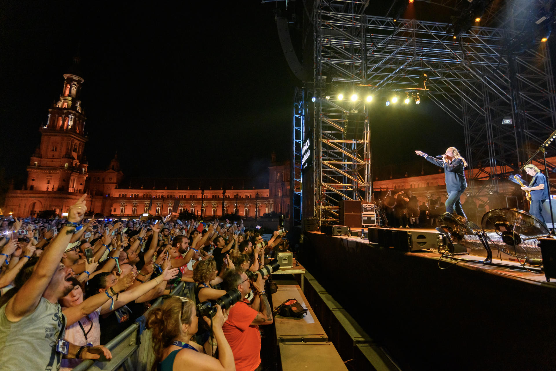 El grupo mexicano Maná durante el concierto que ofrece este domingo en el Icónica Santa Lucía Sevilla Fest que se celebra en la capital andaluza. EFE/Raúl Caro
