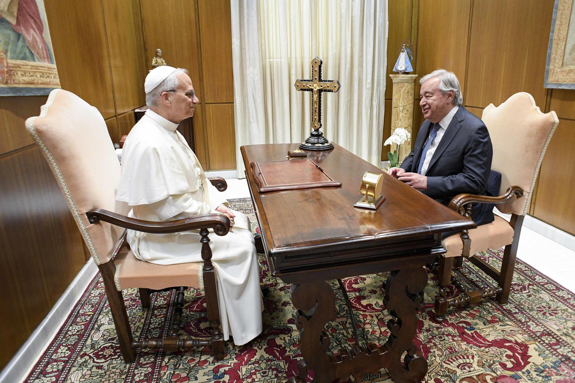 El papa León XIV y el secretario general de la ONU, Antonio Guterres, durante una reunión en el Vaticano, el 11 de junio de 2025. EFE/EPA/VATICAN MEDIA HANDOUT, SOLO PARA USO EDITORIAL/SIN VENTAS
